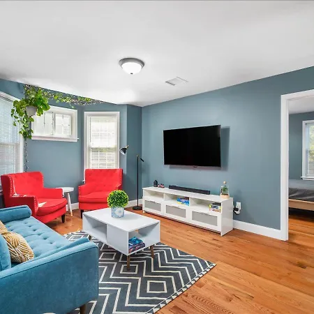 Colorful, Comfy & Modern - Close To Nyc - Parking!